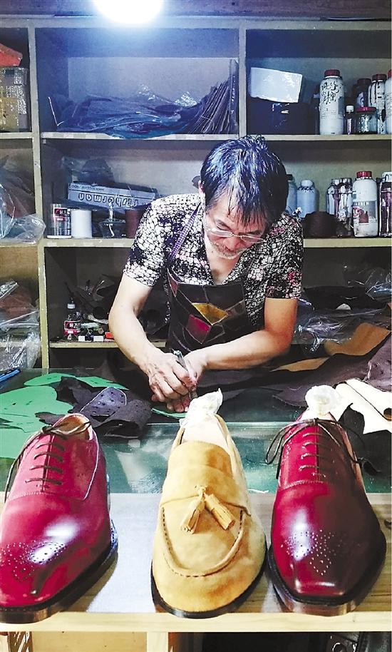Old shoemaker: 42 years of insisting on manual customization